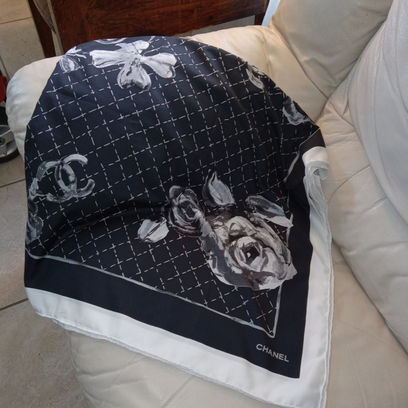 Extra large Chanel scarf - Picture 2 of 13